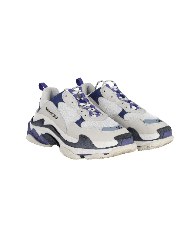 Trendy Outdoor Casual Shoes Balenciaga Triple S Sneakers in Grey Polyurethane