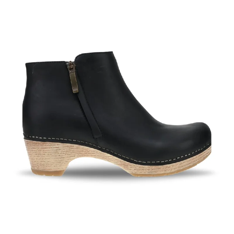 Women's Breathable Flats Dansko Women's Lizanne - Black Oiled Pull Up